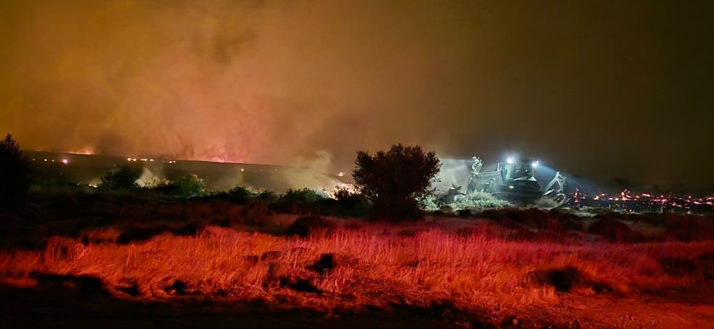 Μάχη με πολλαπλά πύρινα μέτωπα στη Δυτική Αττική – Ανεξέλεγκτες οι φλόγες σε Ψάθα, Μέγαρα και Άγιο Νεκτάριο