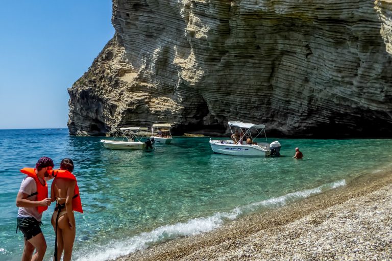 Τουρισμός για Όλους 2026-2027: Ξεκινούν σήμερα οι αιτήσεις – Ποιοι δικαιούνται επιδότηση και ποια είναι τα νέα όρια