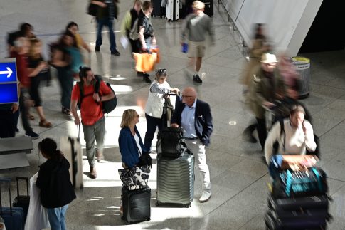 Σε πλήρη εξέλιξη η κατάσβεση της πυρκαγιάς σε εγκαταλελειμμένο κτήριο στην Κοζάνη