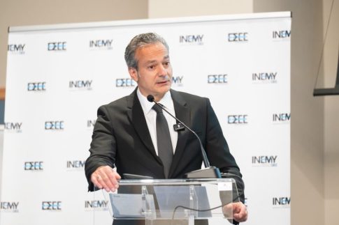 Ψυχαναλυτικές παρεμβάσεις <br/>με μικρά παιδιά