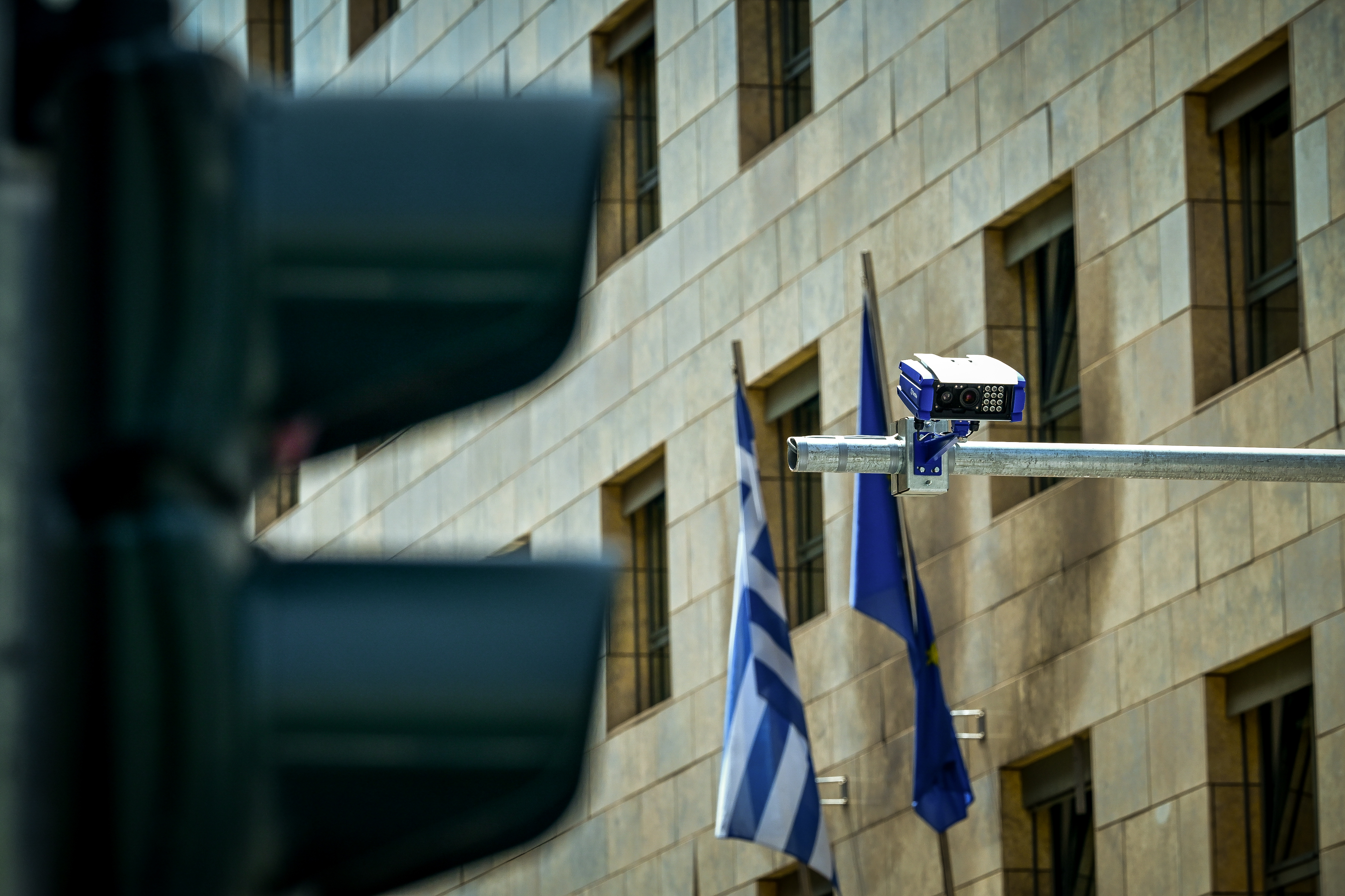«Ψηφιακό μπλόκο» στους δρόμους της Αττικής με τις έξυπνες κάμερες να καταγράφουν σε πραγματικό χρόνο τις τροχαίες παραβάσεις