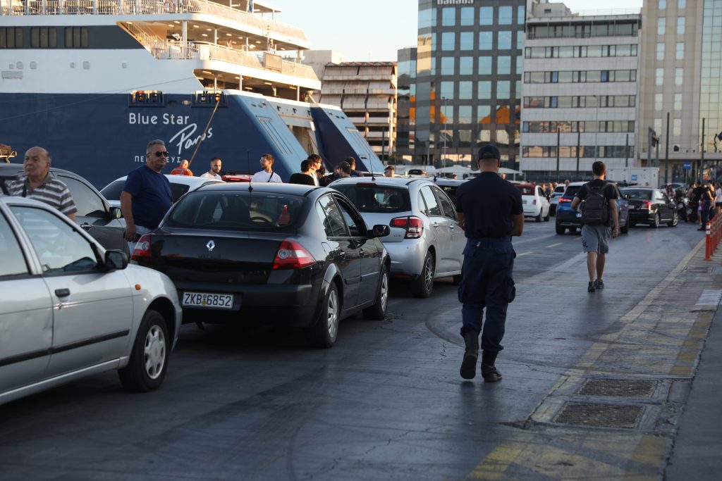 Μαζική έξοδος αδειούχων: Γεμάτα τα λιμάνια και τα ΚΤΕΛ – Αυξημένη κίνηση σε δρόμους και διόδια