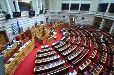 Υπό μερικό έλεγχο η φωτιά κοντά στο στρατόπεδο Καποτά στο Μενίδι