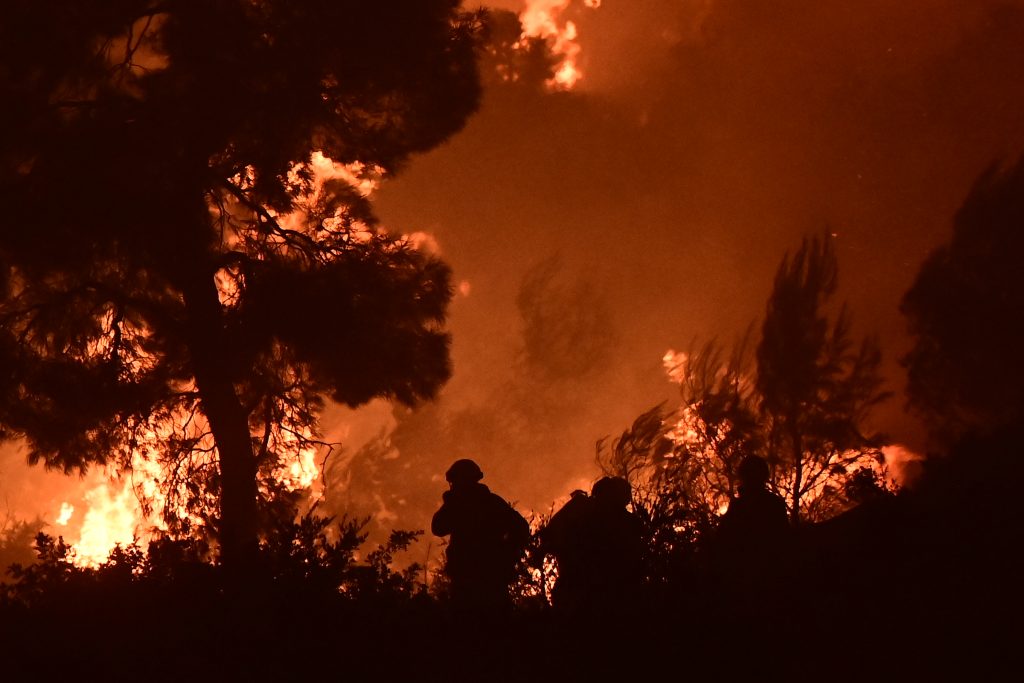 Ανεξέλεγκτο το πύρινο μέτωπο στο Πόρτο Γερμενό – Οι φλόγες πλησιάζουν τα σπίτια στη Βενίζα