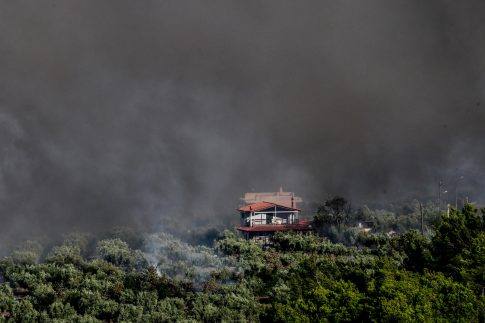 Φωτιά στο Αίγιο: Ολονύχτια μάχη στις Νεραντζιές – Επιχειρούν τέσσερα αεροσκάφη και δύο ελικόπτερα