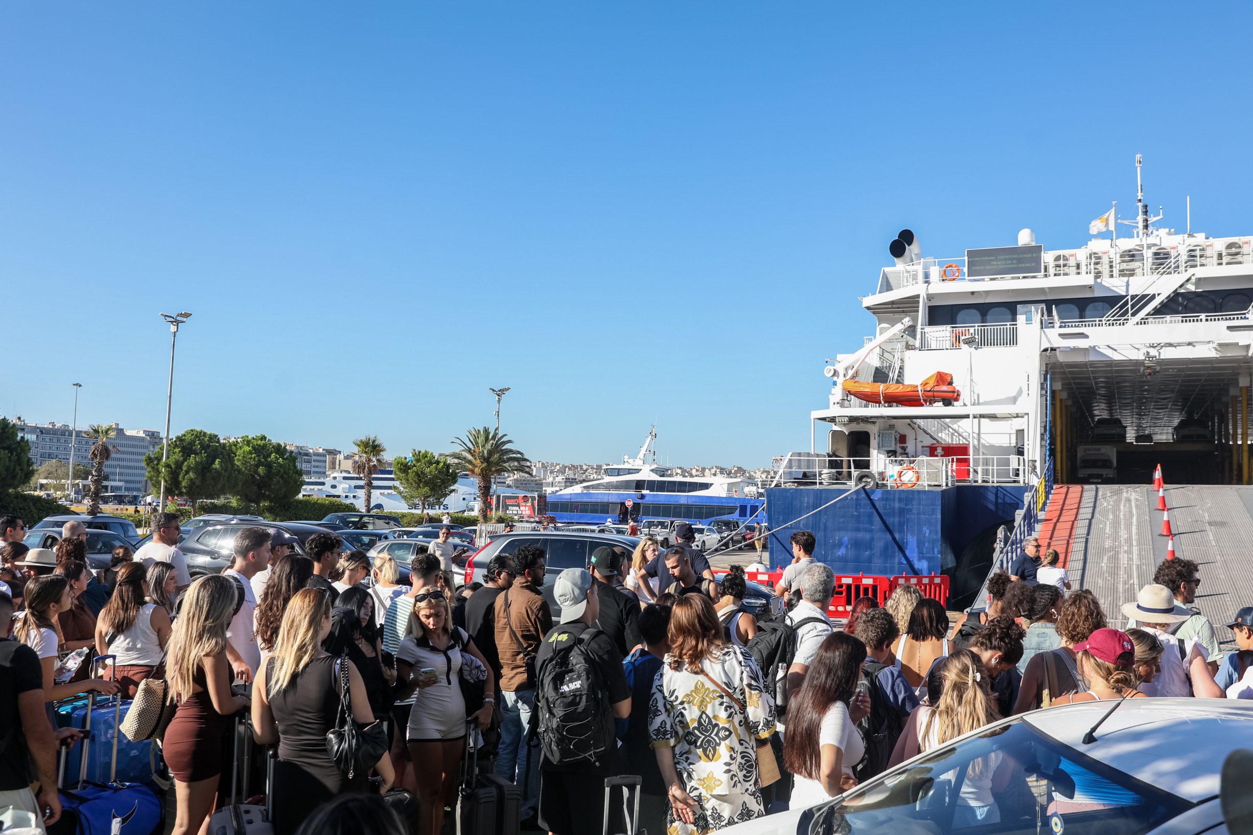 Πειραιάς: Κορυφώνεται η έξοδος του Αυγούστου – Πάνω από 34.000 επιβάτες αναχωρούν σήμερα