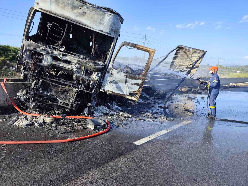 Ένας νεκρός και ένας σοβαρά τραυματίας λόγω ανατροπής φορτηγών στην ΠΑΘΕ – Aποκαταστάθηκε μερικώς η κυκλοφορία