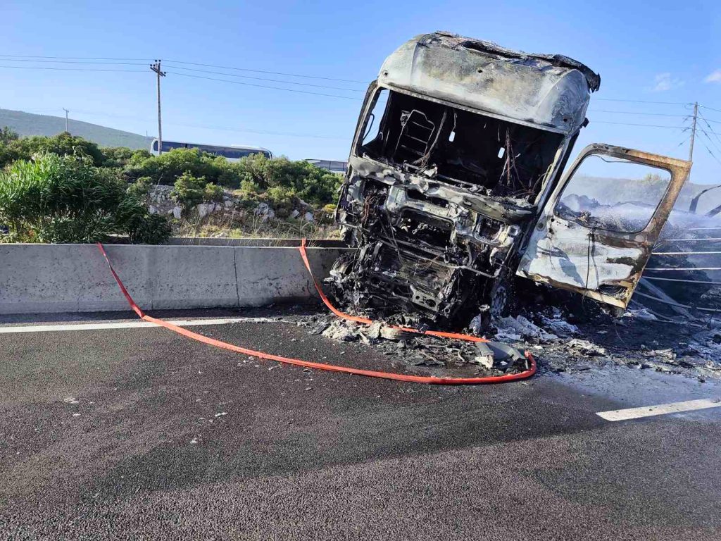 Ένας νεκρός και ένας σοβαρά τραυματίας λόγω ανατροπής φορτηγών στην ΠΑΘΕ – Aποκαταστάθηκε μερικώς η κυκλοφορία