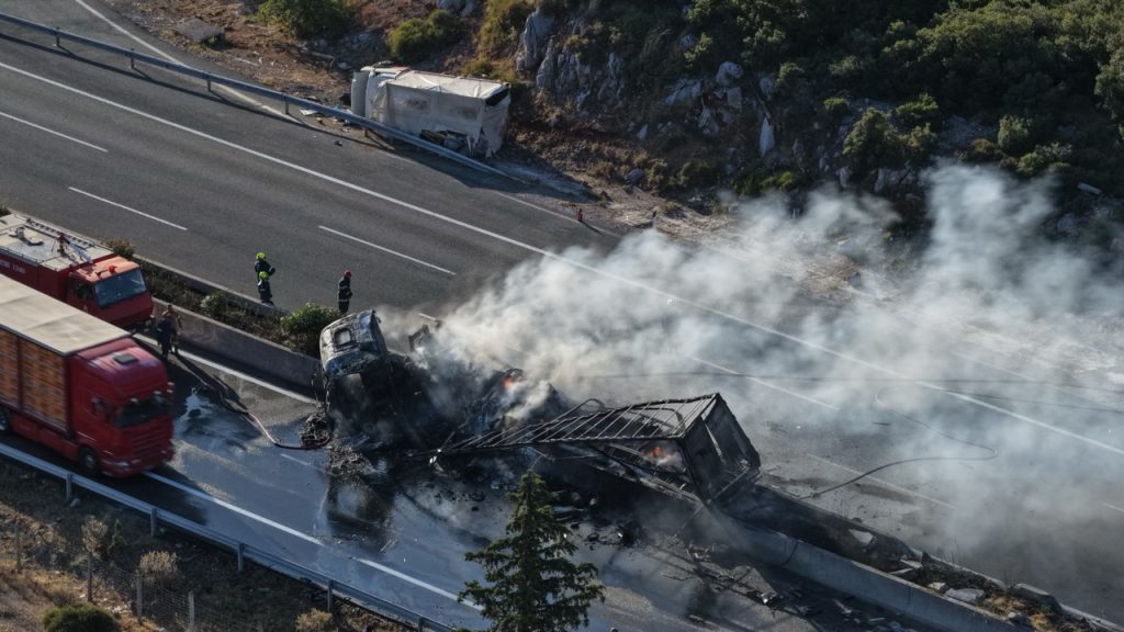 Ένας νεκρός και ένας σοβαρά τραυματίας λόγω ανατροπής φορτηγών στην ΠΑΘΕ – Aποκαταστάθηκε μερικώς η κυκλοφορία