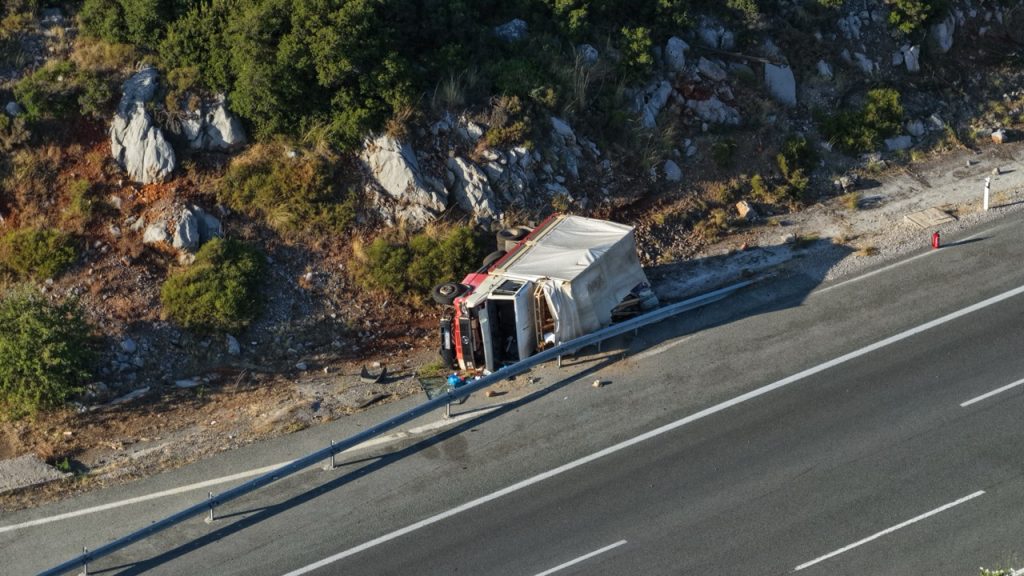 Ένας νεκρός και ένας σοβαρά τραυματίας λόγω ανατροπής φορτηγών στην ΠΑΘΕ – Aποκαταστάθηκε μερικώς η κυκλοφορία