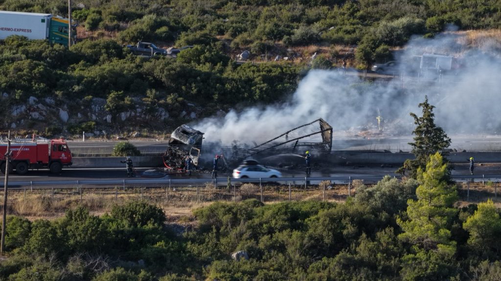 Ένας νεκρός και ένας σοβαρά τραυματίας λόγω ανατροπής φορτηγών στην ΠΑΘΕ – Aποκαταστάθηκε μερικώς η κυκλοφορία