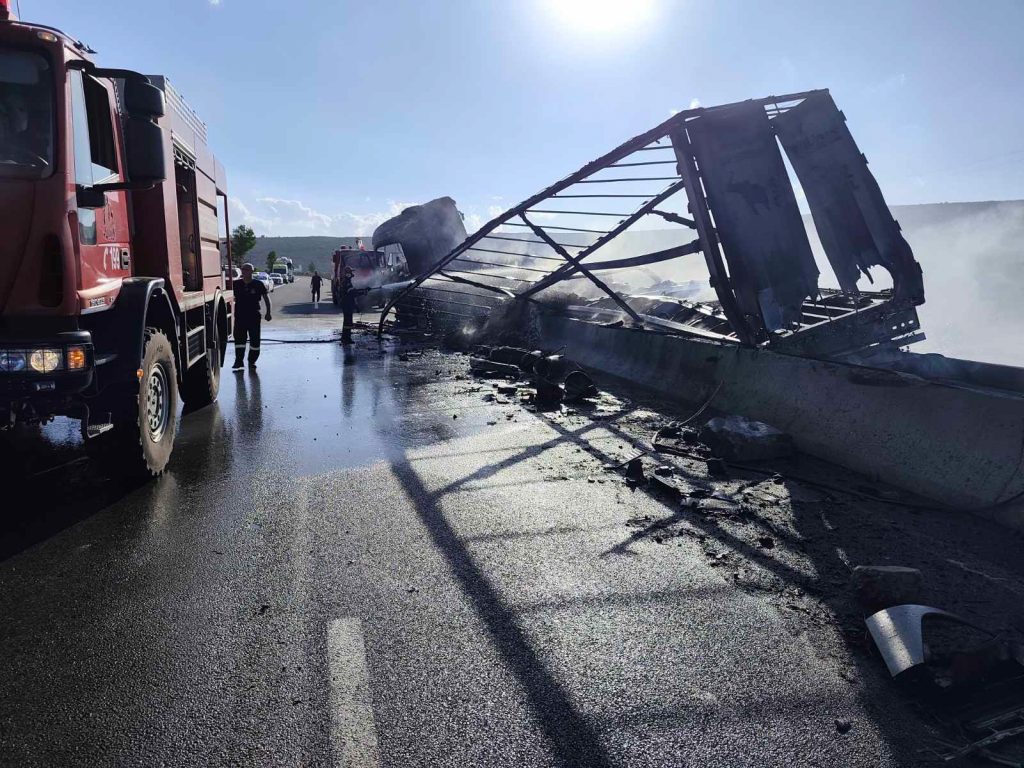 Ένας νεκρός και ένας σοβαρά τραυματίας λόγω ανατροπής φορτηγών στην ΠΑΘΕ – Aποκαταστάθηκε μερικώς η κυκλοφορία