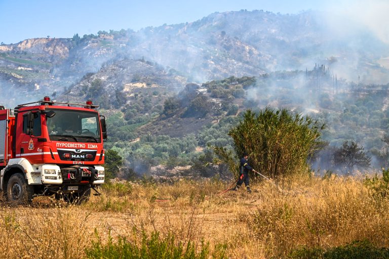 Αίγιο: Βελτιωμένη η εικόνα της φωτιάς – Στη μάχη 100 πυροσβέστες και δύο ελικόπτερα