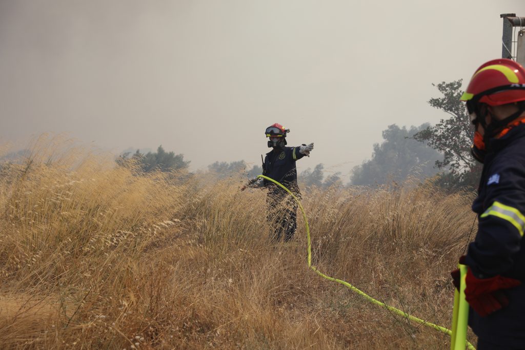 Φωτιά στον Κιθαιρώνα: Κρίσιμες ώρες για τη Βένιζα – Αγωνία να μη φτάσει σε Βίλια και Μέγαρα- Άρχισαν να επιχειρούν και αεροσκάφη