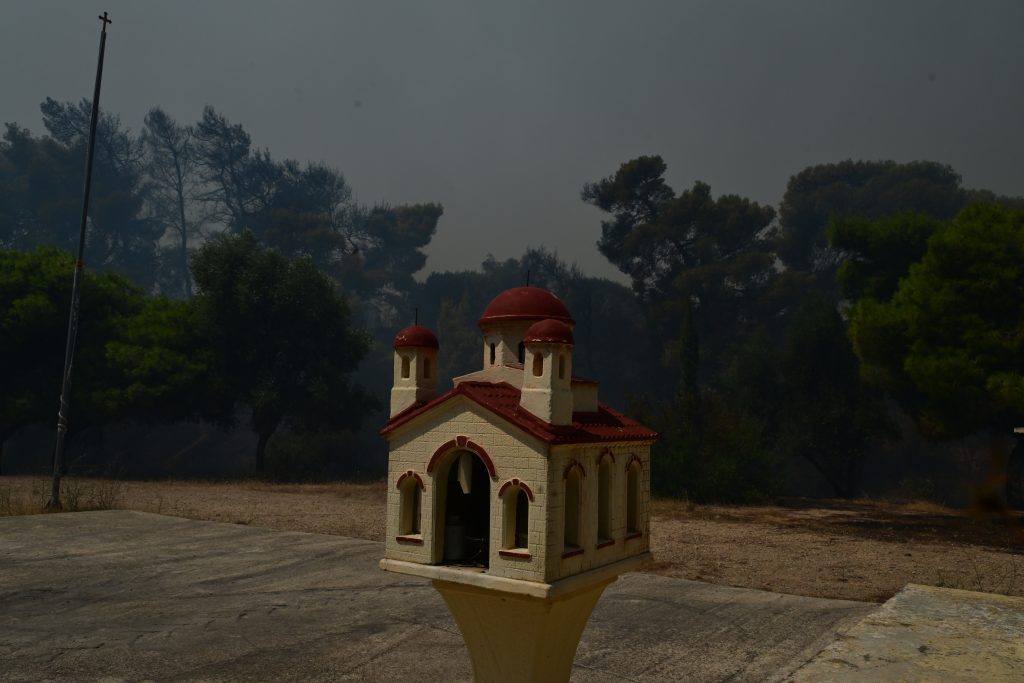 Φωτιά στον Κιθαιρώνα: Κρίσιμες ώρες για τη Βένιζα – Αγωνία να μη φτάσει σε Βίλια και Μέγαρα- Άρχισαν να επιχειρούν και αεροσκάφη