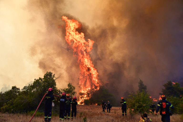 Φλόγες ύψους 20 μέτρων: Καίγεται το όρος Πατέρας – Κρίσιμες ώρες για τη Βένιζα – Αγωνία για Βίλια και Μέγαρα – Στη μάχη τα εναέρια μέσα