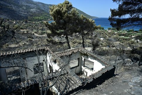 Σύμη: Σώοι επτά επιβαίνοντες σε ιστιοπλοϊκό – Έρευνες για έναν αγνοούμενο