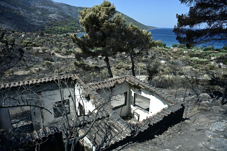 LIVE – Φωτιά στη Δυτική Αττική: Αδιάκοπη μάχη σε Κανδήλι και Αγία Σκέπη – Kίνδυνος αναζωπυρώσεων, συνεχείς ρίψεις και ισχυρές επίγειες δυνάμεις