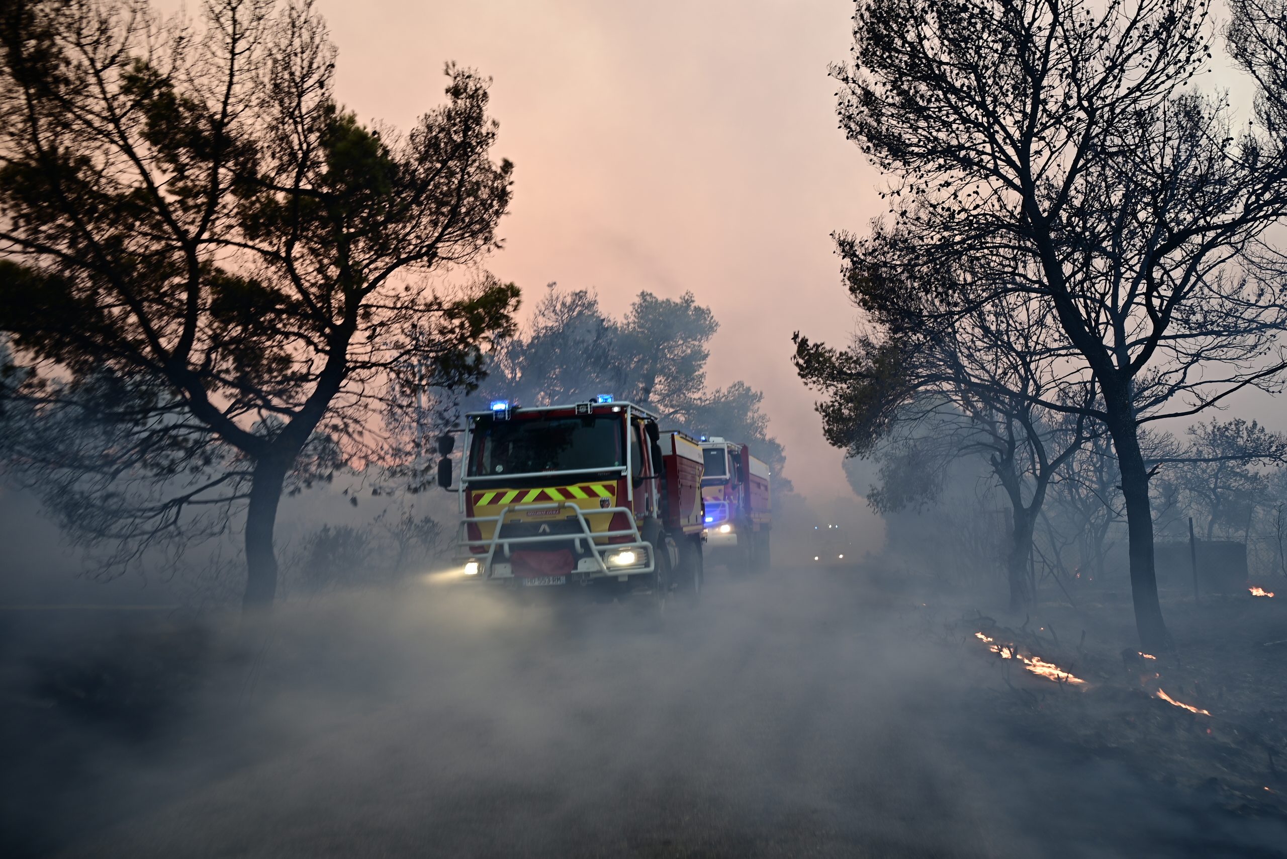 Φωτιά στη Δυτική Αττική: Χωρίς ενεργό μέτωπο στην Ψάθα – Μάχη με τις αναζωπυρώσεις σε 144.243 καμένα στρέμματα