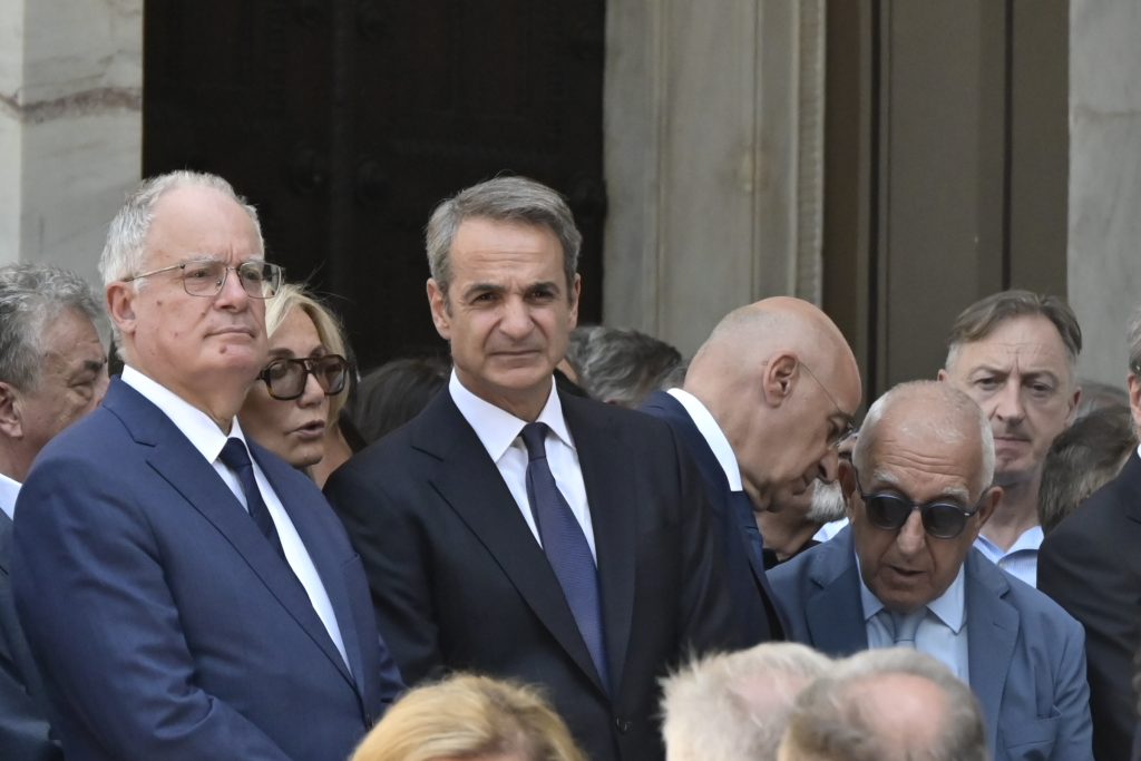 Το τελευταίο αντίο στον Γιάννη Βαρβιτσιώτη – Μητσοτάκης: Μας αφήνεις βαριά κληρονομιά