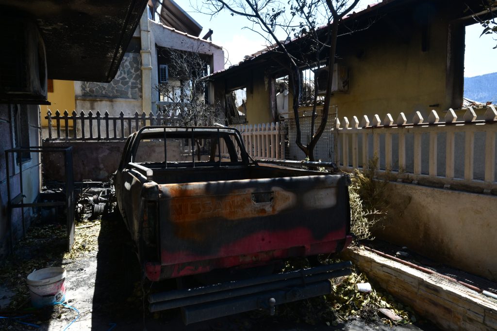 Δυτική Αττική: Κρανίου τόπος τεράστιες εκτάσεις – Μάχη με τις αναζωπυρώσεις σε Ψάθα και Κανδήλι, σε επιφυλακή οι πυροσβεστικές δυνάμεις