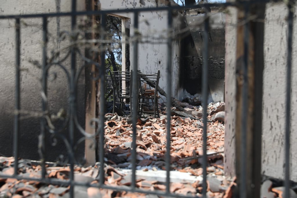 Δυτική Αττική: Η επόμενη ημέρα της καταστροφής ανάμεσα στη στάχτη και τα αποκαΐδια – Το αποτύπωμα της φωτιάς