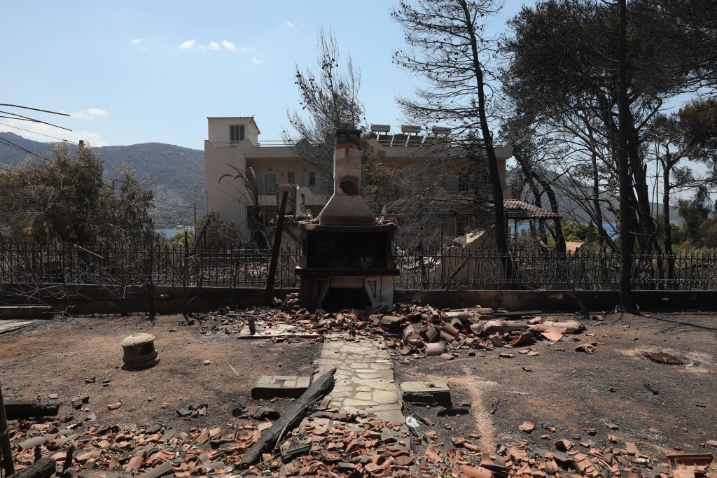 Δυτική Αττική: Η επόμενη ημέρα της καταστροφής ανάμεσα στη στάχτη και τα αποκαΐδια – Το αποτύπωμα της φωτιάς