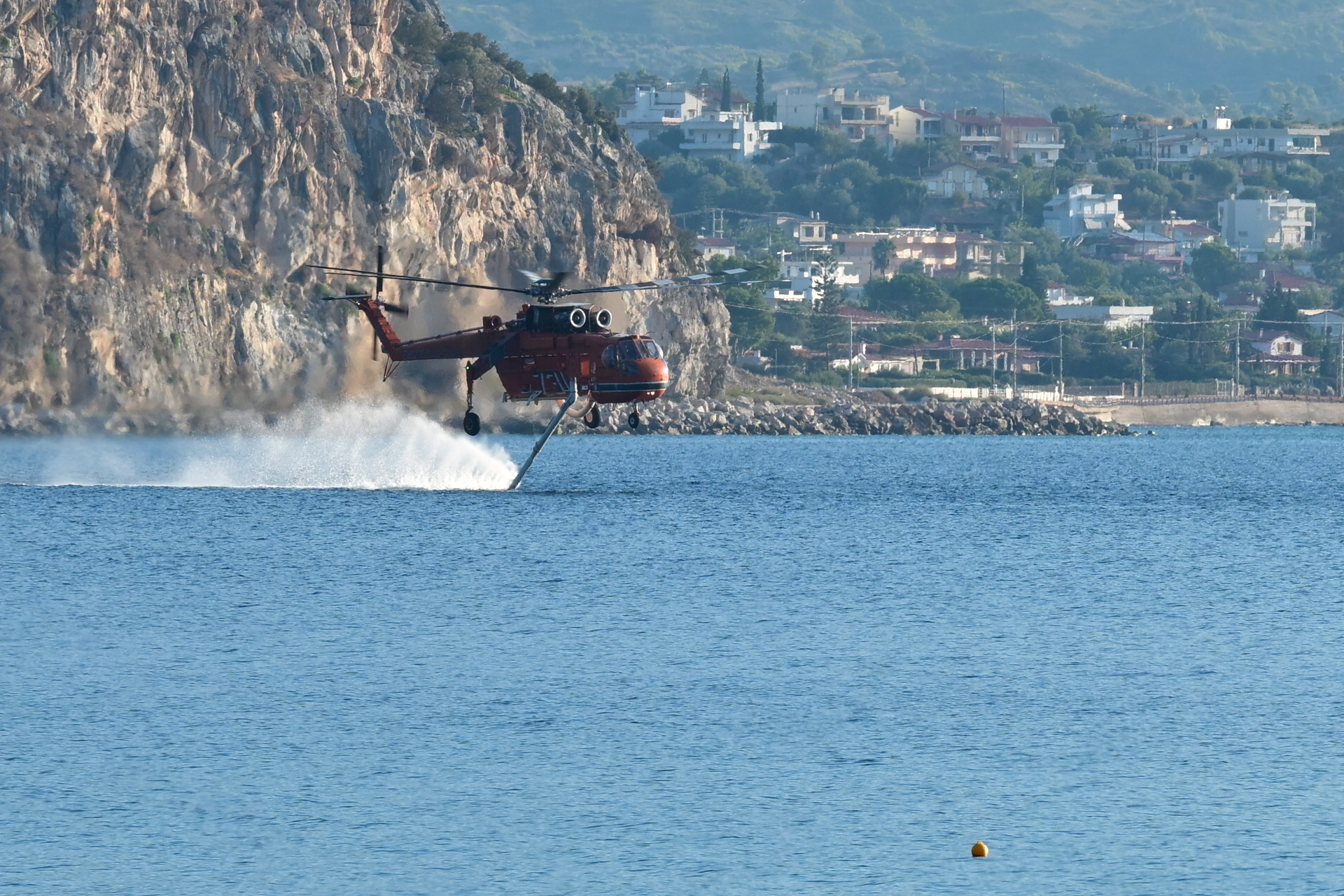 Φωτιά στη Δυτική Αττική: Χωρίς ενεργό μέτωπο στην Ψάθα – Μάχη με τις αναζωπυρώσεις σε 144.243 καμένα στρέμματα
