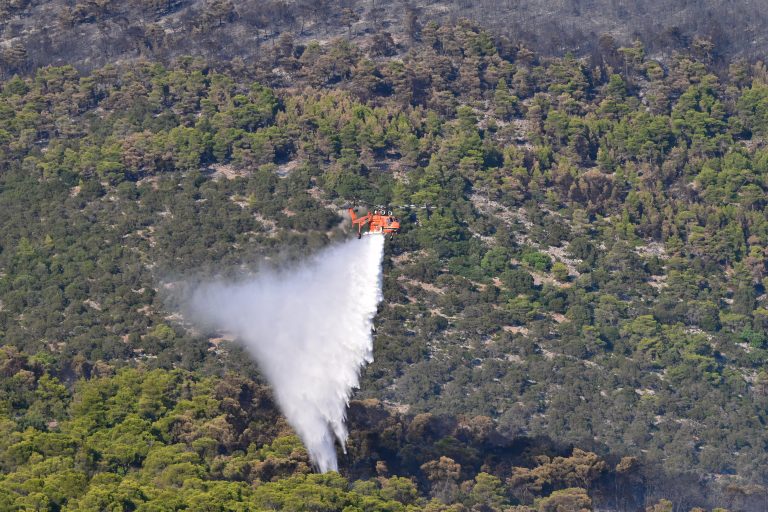 Σε κατάσταση συναγερμού την Παρασκευή η χώρα για τις πυρκαγιές: Ακραίος κίνδυνος σε Αττική, Βοιωτία, Εύβοια, Αργολίδα και Κορινθία