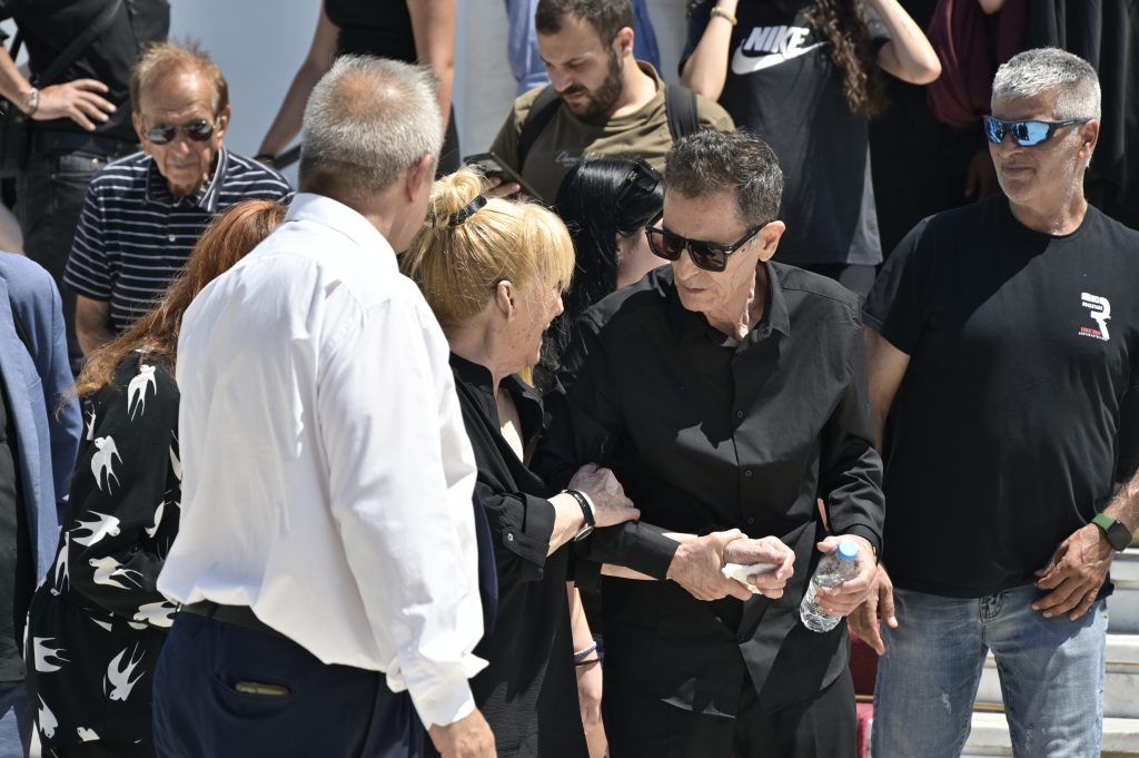 Το τελευταίο «αντίο» στον μεγάλο ερμηνευτή και μουσικό Λάκη Χαλκιά
