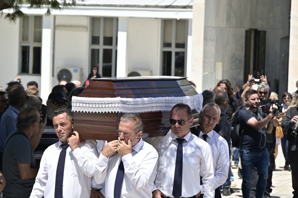 Το τελευταίο «αντίο» στον μεγάλο ερμηνευτή και μουσικό Λάκη Χαλκιά