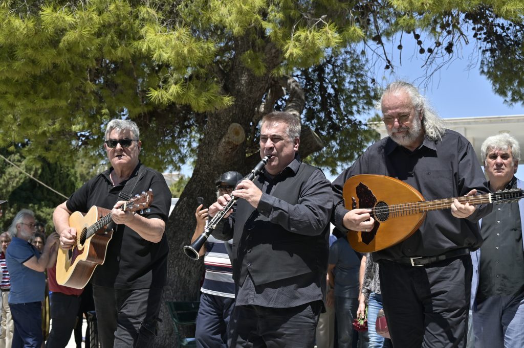 Το τελευταίο «αντίο» στον μεγάλο ερμηνευτή και μουσικό Λάκη Χαλκιά