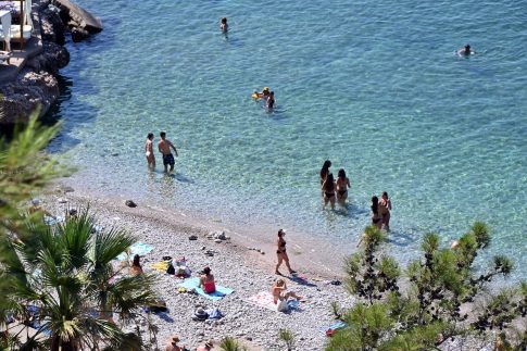 Live – Φωτιά στη Δυτική Αττική: Ακόμη ενεργό το μέτωπο από Ψάθα προς Λούμπα, μάχη με διάσπαρτες εστίες και αναζωπυρώσεις