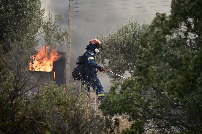 Υπό μερικό έλεγχο η φωτιά κοντά στο στρατόπεδο Καποτά στο Μενίδι