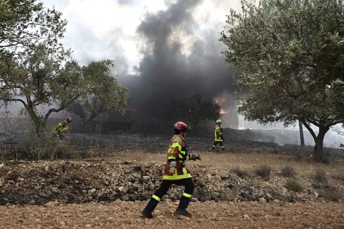 Υπό μερικό έλεγχο η φωτιά κοντά στο στρατόπεδο Καποτά στο Μενίδι