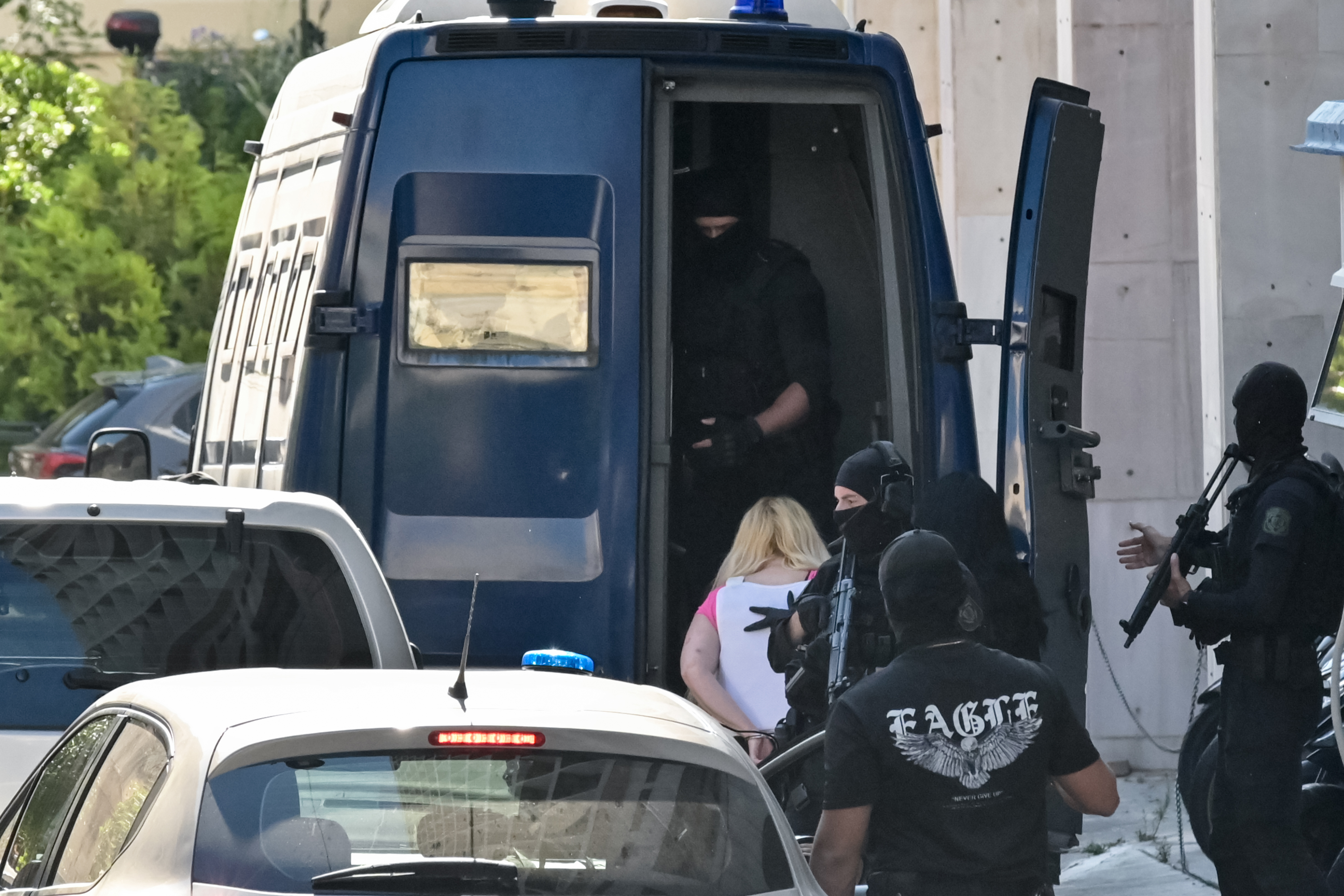 Ο δικηγόρος της 46χρονης που εμπλέκεται στην υπόθεση Marfin στο ΕΡΤnews: Δεν είναι η πελάτισσά μου στις φωτογραφίες – Άδικη η προσωρινή κράτηση
