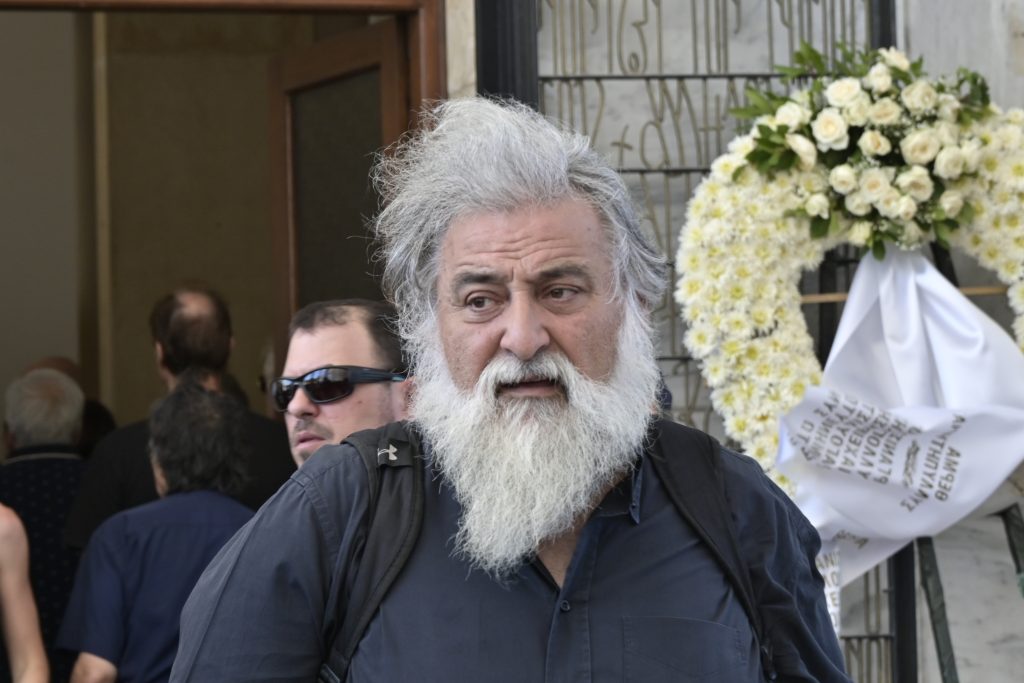 Το τελευταίο αντίο στον Νίκο Καλογερόπουλο – Συγκίνηση στην πολιτική κηδεία του σπουδαίου ηθοποιού
