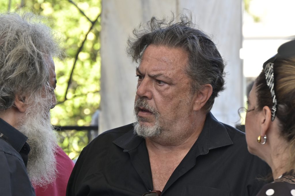 Το τελευταίο αντίο στον Νίκο Καλογερόπουλο – Συγκίνηση στην πολιτική κηδεία του σπουδαίου ηθοποιού