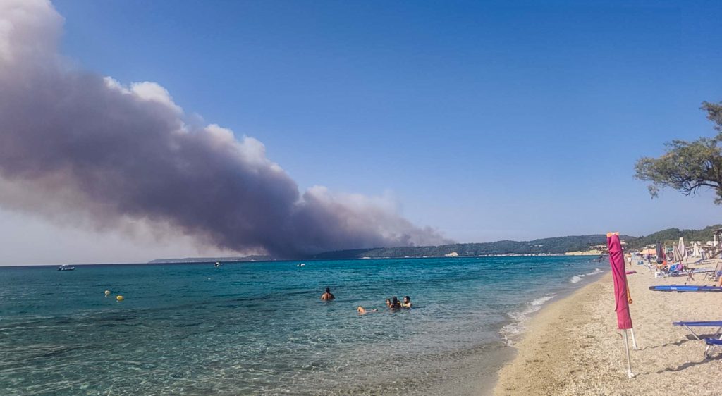 Απομάκρυνση δια θαλάσσης σε Σίβηρη & Φούρκα: Πολίτες επιβιβάζονται σε ιδιωτικά σκάφη, πλωτά μέσα της Πυροσβεστικής και του Λιμενικού