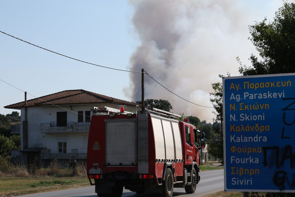 Απομάκρυνση δια θαλάσσης σε Σίβηρη & Φούρκα: Πολίτες επιβιβάζονται σε ιδιωτικά σκάφη, πλωτά μέσα της Πυροσβεστικής και του Λιμενικού