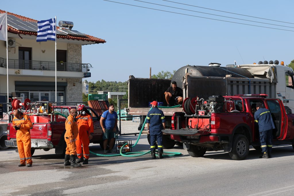Απομάκρυνση δια θαλάσσης σε Σίβηρη & Φούρκα: Πολίτες επιβιβάζονται σε ιδιωτικά σκάφη, πλωτά μέσα της Πυροσβεστικής και του Λιμενικού