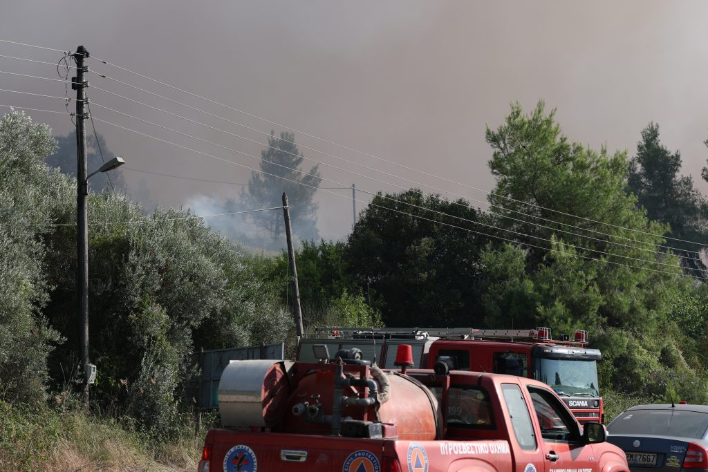 Απομάκρυνση δια θαλάσσης σε Σίβηρη & Φούρκα: Πολίτες επιβιβάζονται σε ιδιωτικά σκάφη, πλωτά μέσα της Πυροσβεστικής και του Λιμενικού