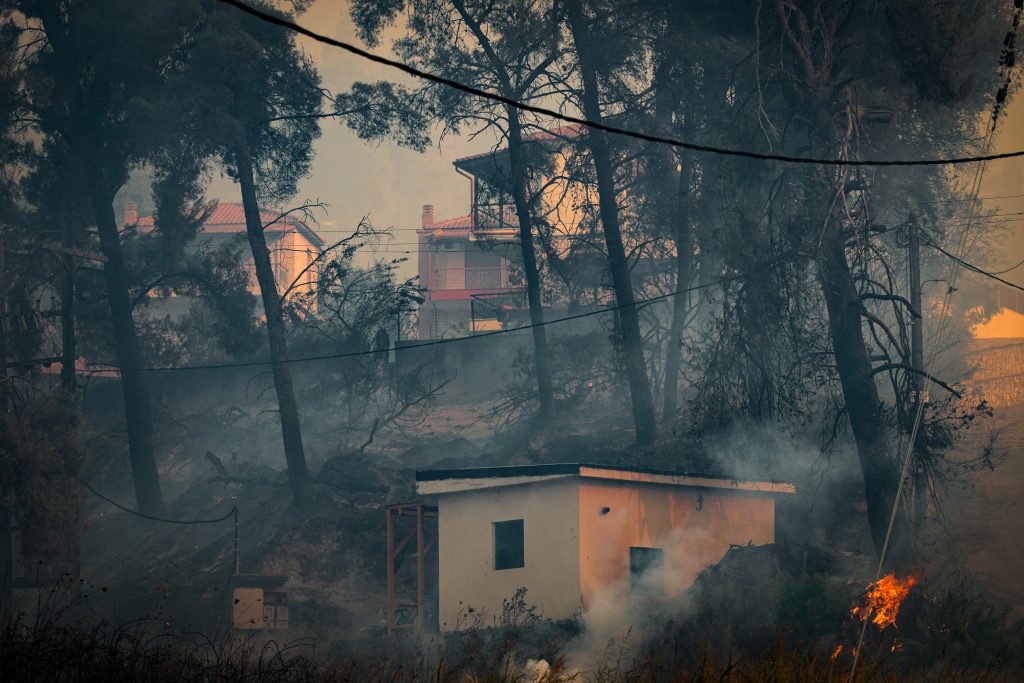 Απομάκρυνση δια θαλάσσης σε Σίβηρη & Φούρκα: Πολίτες επιβιβάζονται σε ιδιωτικά σκάφη, πλωτά μέσα της Πυροσβεστικής και του Λιμενικού