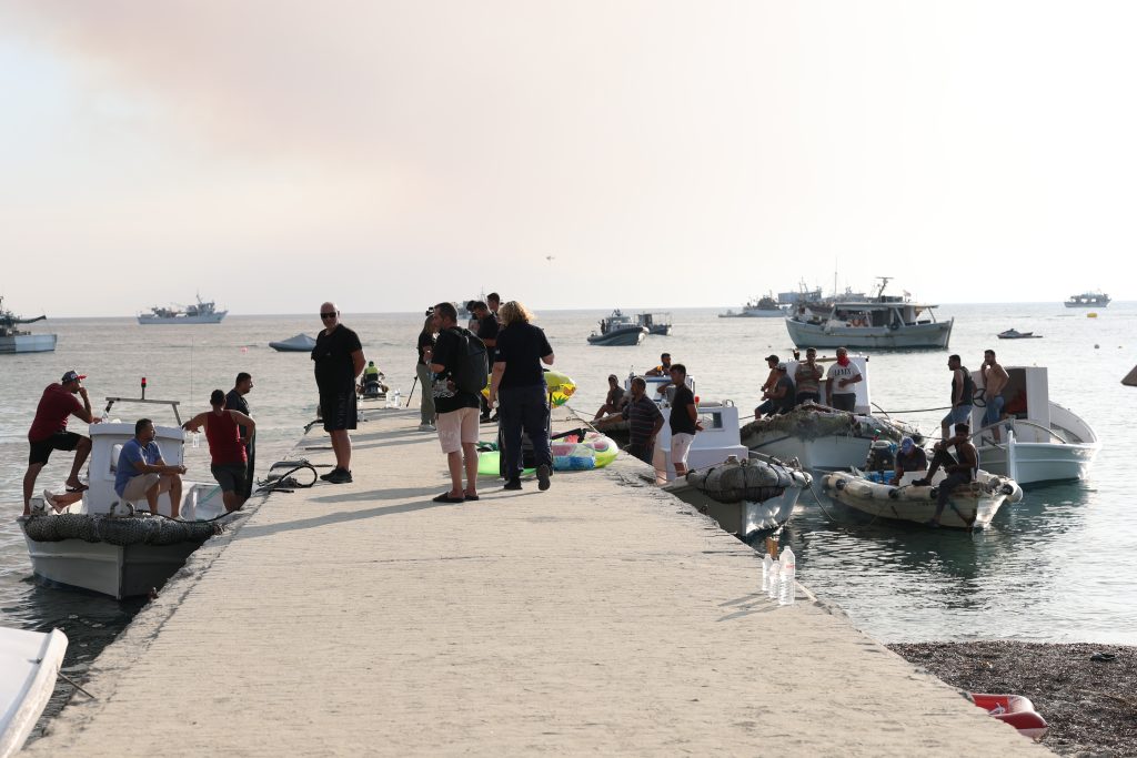 Ανεξέλεγκτη η φωτιά στη Σίβηρη Χαλκιδικής: Νέα ενίσχυση των δυνάμεων-Απεγκλωβισμοί μέσω θαλάσσης-Κλειστοί δρόμοι