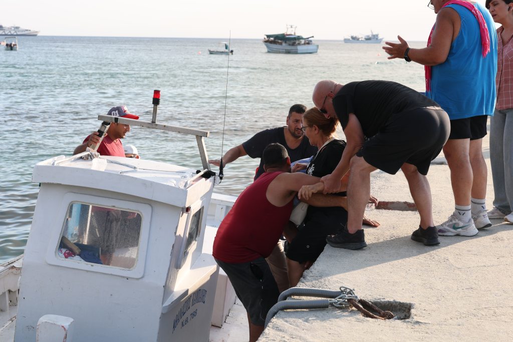 Ανεξέλεγκτη η φωτιά στη Σίβηρη Χαλκιδικής: Νέα ενίσχυση των δυνάμεων-Απεγκλωβισμοί μέσω θαλάσσης-Κλειστοί δρόμοι