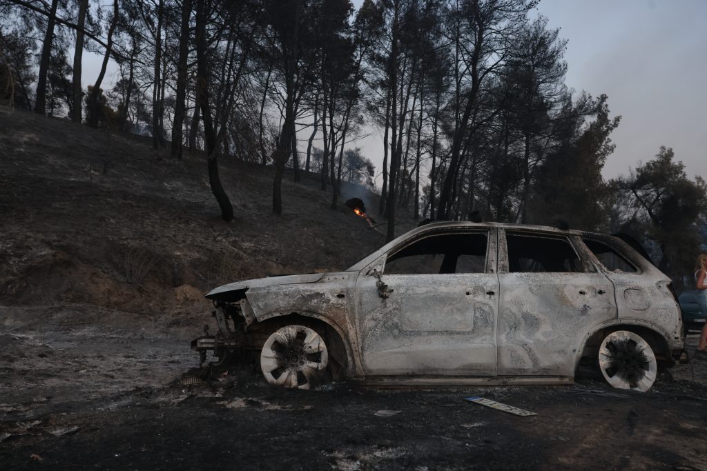 Βελτιωμένη η εικόνα της φωτιάς στη Σίβηρη Χαλκιδικής: «Μάχη» για τυχόν αναζωπυρώσεις