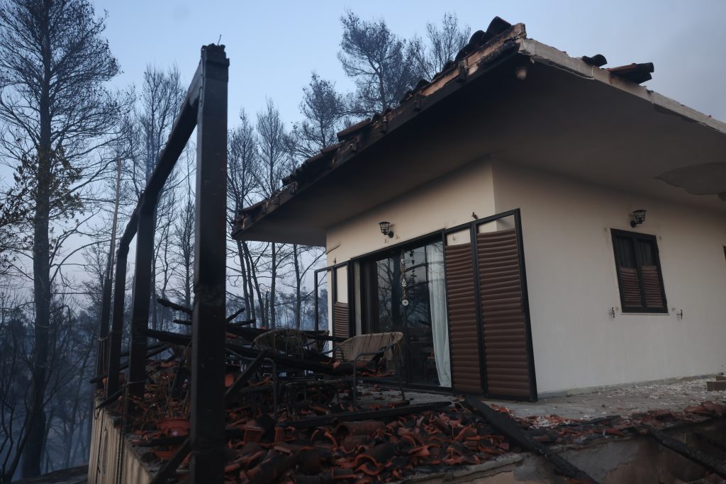 Βελτιωμένη η εικόνα της φωτιάς στη Σίβηρη Χαλκιδικής: «Μάχη» για τυχόν αναζωπυρώσεις