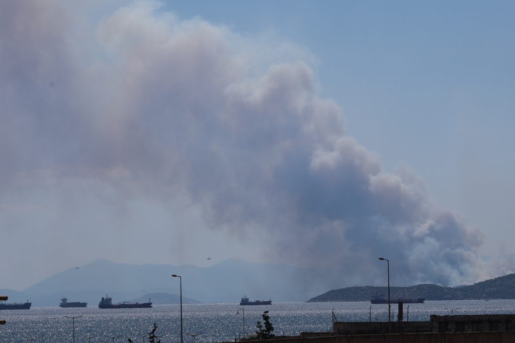 Σαλαμίνα: Δύο νεκροί από την πυρκαγιά στα Περιστέρια – Σπίτια παραδόθηκαν στις φλόγες