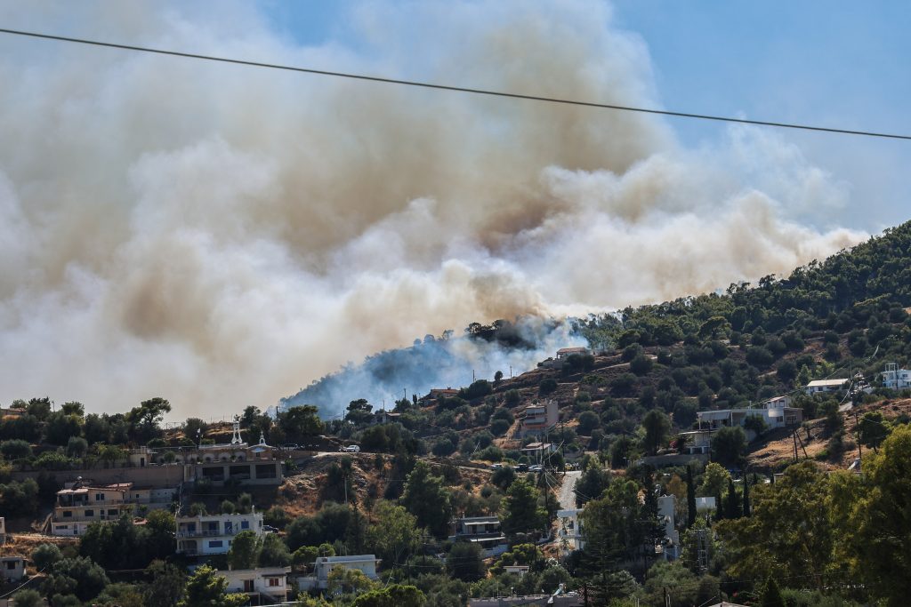 Σαλαμίνα: Δύο νεκροί από την πυρκαγιά στα Περιστέρια – Σπίτια παραδόθηκαν στις φλόγες