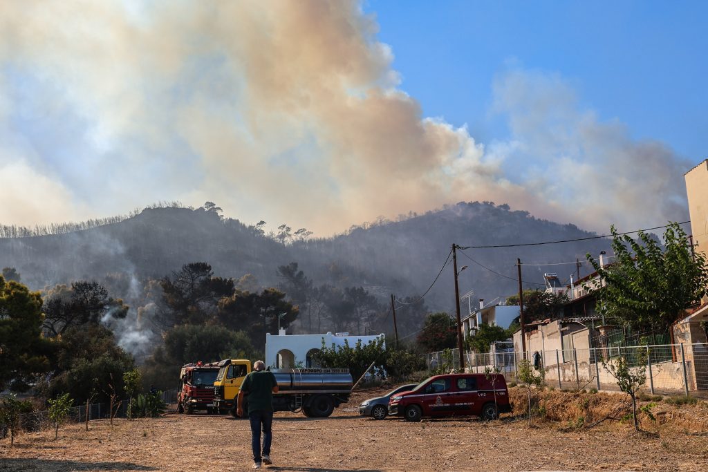 Σαλαμίνα: Δύο νεκροί από την πυρκαγιά στα Περιστέρια – Σπίτια παραδόθηκαν στις φλόγες